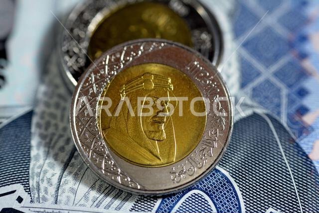 يحمل الوجه الأمامي لعملة الريالين السعوديين من سلسلة 1438 هـ 2016 صورة الملك عبد العزيز بن عبد الرحمن آل سعود مؤسس الدولة