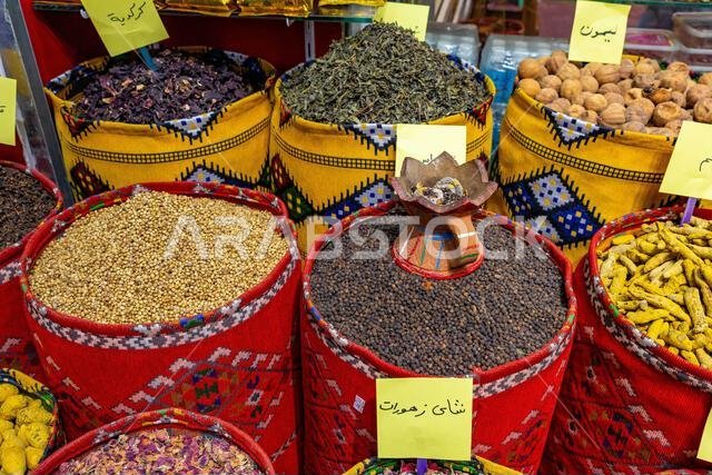 توابل غريبة في السوق القديم بمطرح، عُمان. سوق تقليدي يضم مكونات المطبخ العُماني.