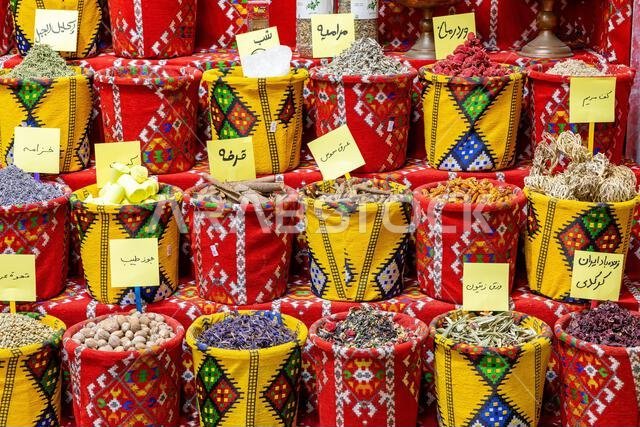 توابل غريبة في السوق القديم بمطرح، عُمان. سوق تقليدي يضم مكونات المطبخ العُماني.