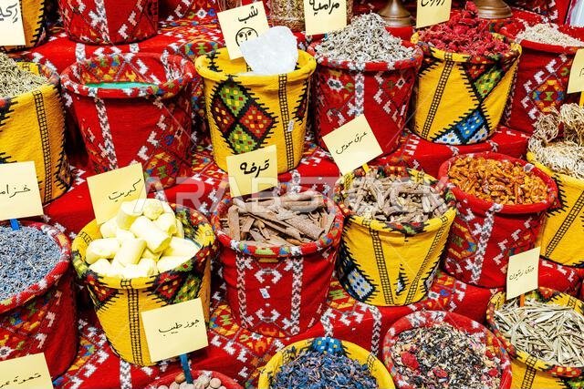 توابل مميزة في السوق القديم بمطرح، عُمان. سوق تقليدي يضم مكونات المطبخ العُماني. توابل مميزة في السوق القديم بمطرح، عُمان. سوق تقليدي يضم مكونات المطبخ العُماني.