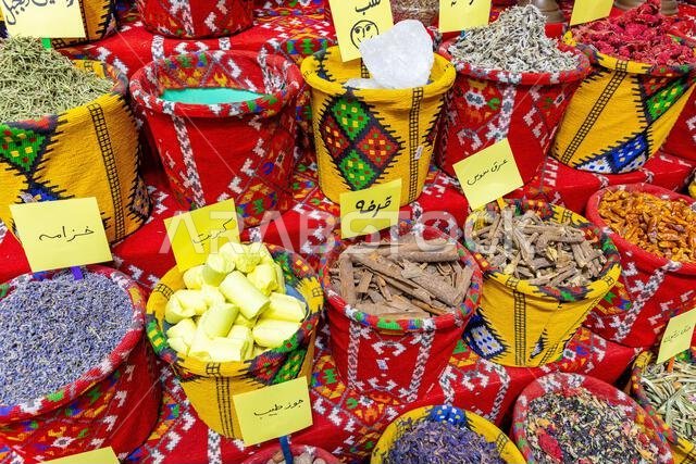 توابل غريبة في السوق القديم بمطرح، عُمان. سوق تقليدي يضم مكونات المطبخ العُماني. توابل غريبة في السوق القديم بمطرح، عُمان. سوق تقليدي يضم مكونات المطبخ العُماني.