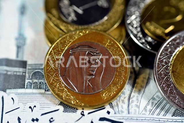 يحمل الوجه الأمامي لعملة الريال السعودي الواحد من سلسلة 1438 هـ 2016 صورة الملك سلمان بن عبد العزيز آل سعود وشعار المملكة العربية السعودية المتعدد. يحمل الوجه الأمامي لعملة الريال السعودي الواحد من سلسلة 1438 هـ 2016 صورة الملك سلمان بن عبد العزيز آل سعود وشعار المملكة العربية السعودية المتعدد.