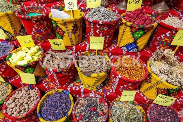 توابل غريبة في السوق القديم بمطرح، عُمان. سوق تقليدي يضم مكونات المطبخ العُماني.