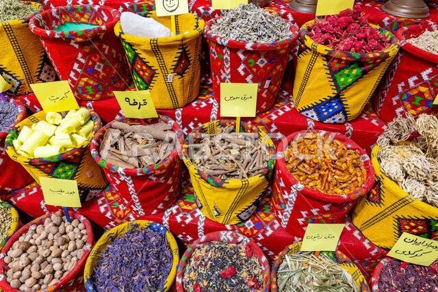 توابل غريبة في السوق القديم بمطرح، عُمان. سوق تقليدي يضم مكونات المطبخ العُماني.