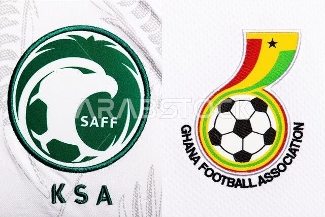 صورة مقرّبة لشعار المنتخب الوطني لكرة القدم على الطقم الأساسي. كأس العالم FIFA قطر 2022.