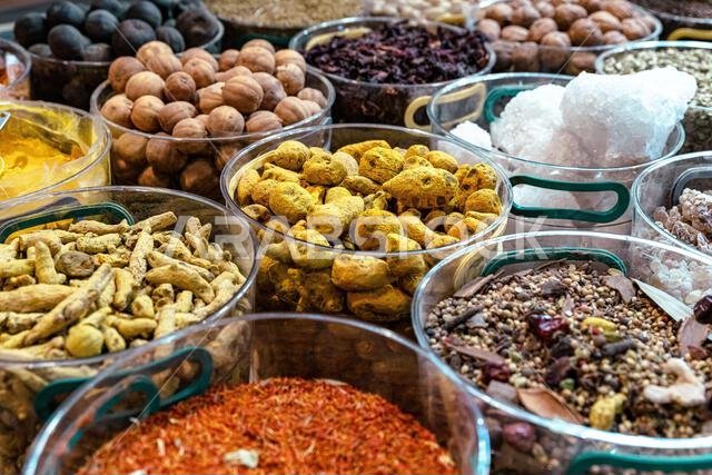 المكسرات والتوابل في السوق القديم بمدينة نزوى، سلطنة عمان. سوق تقليدي يعرض مكونات المطبخ العماني. المكسرات والتوابل في السوق القديم بمدينة نزوى، سلطنة عمان. سوق تقليدي يعرض مكونات المطبخ العماني.