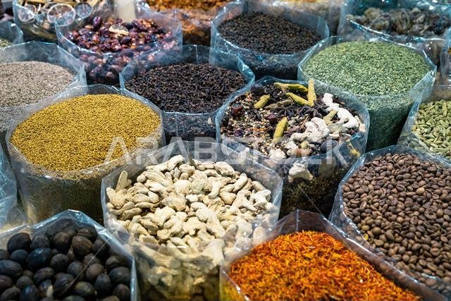 المكسرات والتوابل في السوق القديم بمدينة نزوى، سلطنة عمان. سوق تقليدي يعرض مكونات المطبخ العماني. المكسرات والتوابل في السوق القديم بمدينة نزوى، سلطنة عمان. سوق تقليدي يعرض مكونات المطبخ العماني.