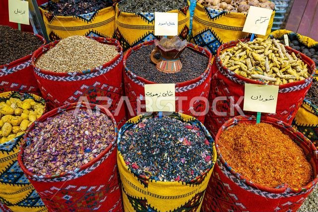 توابل غريبة في السوق القديم بمطرح، عُمان. سوق تقليدي يضم مكونات المطبخ العُماني. توابل غريبة في السوق القديم بمطرح، عُمان. سوق تقليدي يضم مكونات المطبخ العُماني.