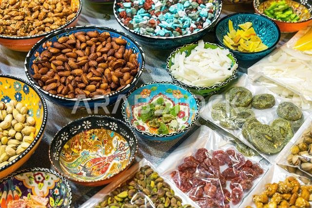 المكسرات والتوابل في السوق القديم بمدينة نزوى، سلطنة عمان. سوق تقليدي يعرض مكونات المطبخ العماني.