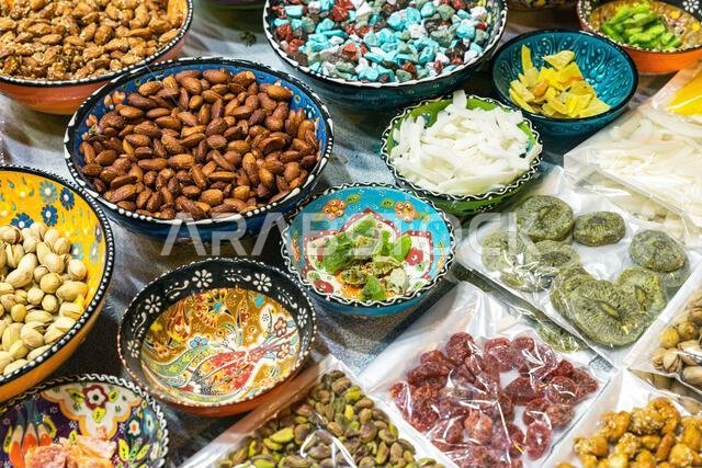 المكسرات والتوابل في السوق القديم بمدينة نزوى، سلطنة عمان. سوق تقليدي يعرض مكونات المطبخ العماني. المكسرات والتوابل في السوق القديم بمدينة نزوى، سلطنة عمان. سوق تقليدي يعرض مكونات المطبخ العماني.