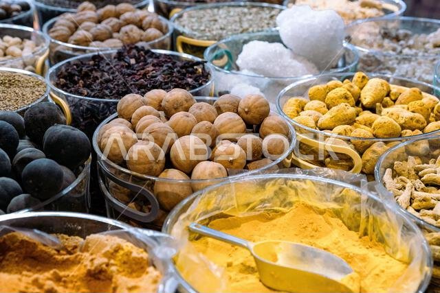 المكسرات والتوابل في السوق القديم بمدينة نزوى، سلطنة عمان. سوق تقليدي يعرض مكونات المطبخ العماني. المكسرات والتوابل في السوق القديم بمدينة نزوى، سلطنة عمان. سوق تقليدي يعرض مكونات المطبخ العماني.