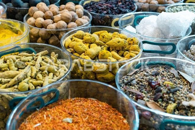 المكسرات والتوابل في السوق القديم بمدينة نزوى، سلطنة عمان. سوق تقليدي يعرض مكونات المطبخ العماني. المكسرات والتوابل في السوق القديم بمدينة نزوى، سلطنة عمان. سوق تقليدي يعرض مكونات المطبخ العماني.