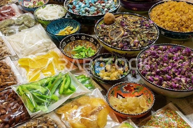 المكسرات والتوابل في السوق القديم بمدينة نزوى، سلطنة عمان. سوق تقليدي يعرض مكونات المطبخ العماني. المكسرات والتوابل في السوق القديم بمدينة نزوى، سلطنة عمان. سوق تقليدي يعرض مكونات المطبخ العماني.