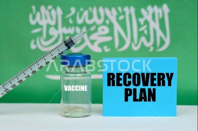 مفهوم طبي. لقاح، حقنة، ولوحة زرقاء منقوش عليها "خطة التعافي". في الخلفية علم المملكة العربية السعودية مفهوم طبي. لقاح، حقنة، ولوحة زرقاء منقوش عليها "خطة التعافي". في الخلفية علم المملكة العربية السعودية
