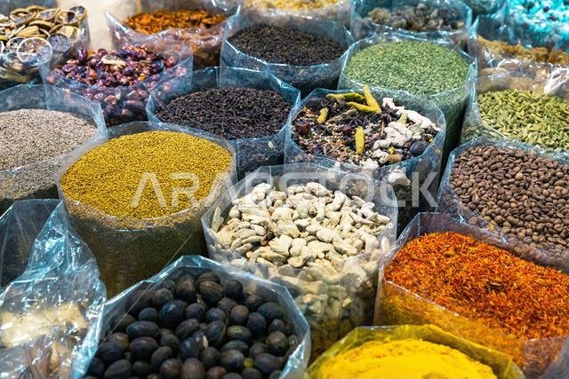 المكسرات والتوابل في السوق القديم بمدينة نزوى، سلطنة عمان. سوق تقليدي يعرض مكونات المطبخ العماني. المكسرات والتوابل في السوق القديم بمدينة نزوى، سلطنة عمان. سوق تقليدي يعرض مكونات المطبخ العماني.