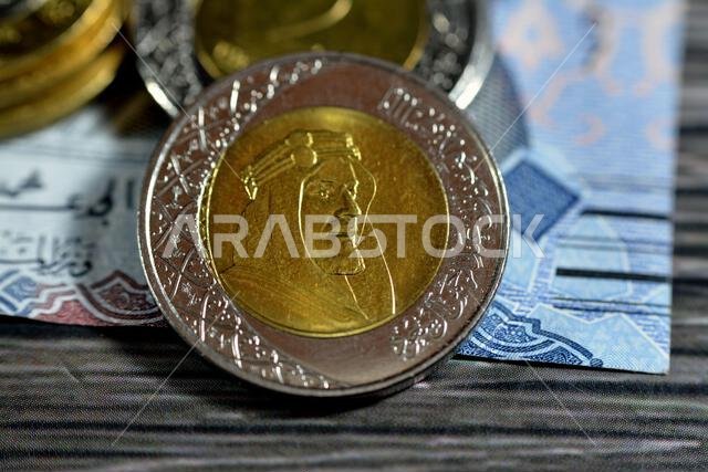 يحمل الوجه الأمامي لعملة الريالين السعوديين من سلسلة 1438 هـ 2016 صورة الملك عبد العزيز بن عبد الرحمن آل سعود مؤسس الدولة