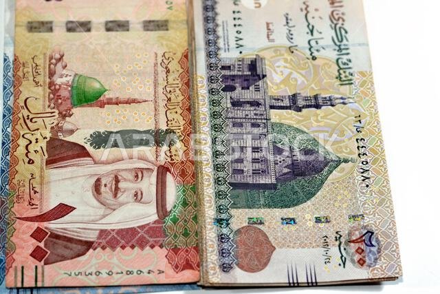 مئة ريال سعودي (100 ريال سعودي) تحمل صورة الملك سلمان والمسجد النبوي، ومئتا جنيه مصري (200 جنيه مصري) تحمل صورة الملك سلمان والمسجد النبوي.