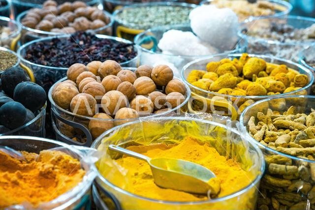 المكسرات والتوابل في السوق القديم بمدينة نزوى، سلطنة عمان. سوق تقليدي يعرض مكونات المطبخ العماني.