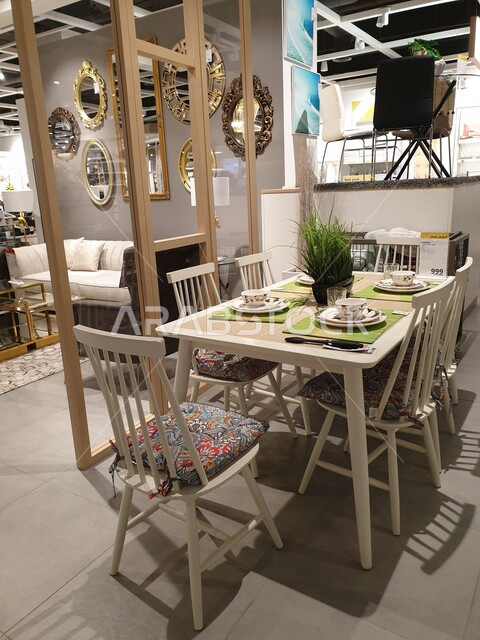 طاولة طعام مرتبة بسيطة وكلاسيكية بألوان جميلة وهادئة ,متجر لبيع الُاثاث المنزلي , تصميم داخلي , صور فنية , منازل سكنية بأثاث بتصميم كلاسيكي مع عصري . 