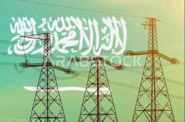 مفهوم الصناعة والطاقة. صورة مزدوجة - خط كهرباء، برج، وعلم المملكة العربية السعودية