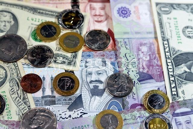 خلفية عن العملات النقدية الأمريكية (الأوراق النقدية والعملات المعدنية) مقارنةً بالعملات السعودية (الأوراق النقدية والعملات المعدنية)، وسعر صرف العملات السعودية والأمريكية