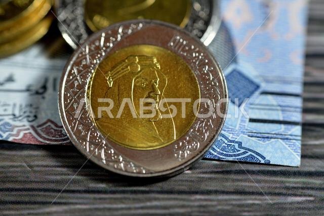 يحمل الوجه الأمامي لعملة الريالين السعوديين من سلسلة 1438 هـ 2016 صورة الملك عبد العزيز بن عبد الرحمن آل سعود مؤسس الدولة