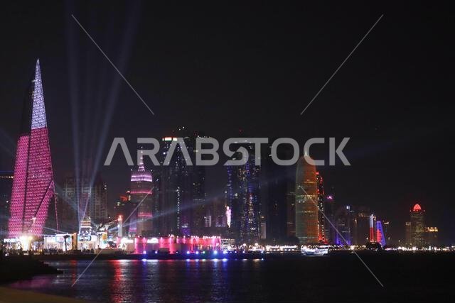 الدوحة، قطر. 20 نوفمبر 2022. أضواء على طريق الكورنيش بين المباراة الافتتاحية لكأس العالم لكرة القدم. الدوحة، قطر. 20 نوفمبر 2022. أضواء على طريق الكورنيش بين المباراة الافتتاحية لكأس العالم لكرة القدم.