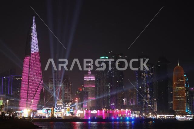 الدوحة، قطر. 20 نوفمبر 2022. أضواء على طريق الكورنيش بين المباراة الافتتاحية لكأس العالم لكرة القدم. الدوحة، قطر. 20 نوفمبر 2022. أضواء على طريق الكورنيش بين المباراة الافتتاحية لكأس العالم لكرة القدم.