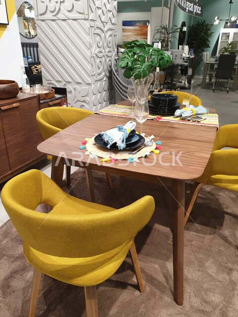 طاولة طعام صغيرة مرتبة وبسيطة لشخصين بألوان جميلة وهادئة , تصميم داخلي , متجر لبيع الأثاث , الأثاث والديكور المنزلي ,, صور فنية , منازل سكنية بأثاث بتصميم كلاسيكي مع عصري . 