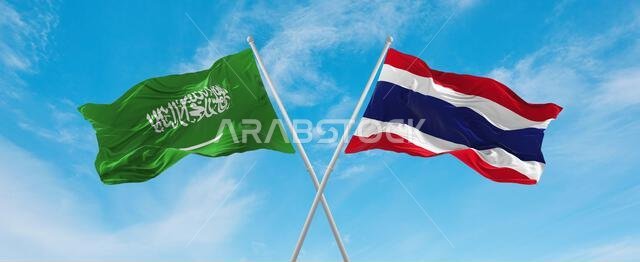 علمان متقاطعان، علم تايلاند وعلم السعودية، يرفرفان في مهب الريح تحت سماء ملبدة بالغيوم. يرمز هذا العمل الفني إلى مفهوم العلاقة والحوار والسفر بين البلدين. رسم ثلاثي الأبعاد.