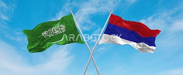 علمان متقاطعان، علم جمهورية صربسكا وعلم المملكة العربية السعودية، يرفرفان في مهب الريح تحت سماء ملبدة بالغيوم. يرمز هذا إلى مفهوم العلاقة والحوار والسفر بين البلدين. 3
