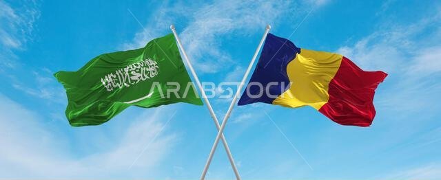 علمان متقاطعان، رومانيا والسعودية، يرفرفان في مهب الريح تحت سماء ملبدة بالغيوم. يرمزان إلى العلاقة والحوار والسفر بين البلدين. رسم توضيحي ثلاثي الأبعاد.