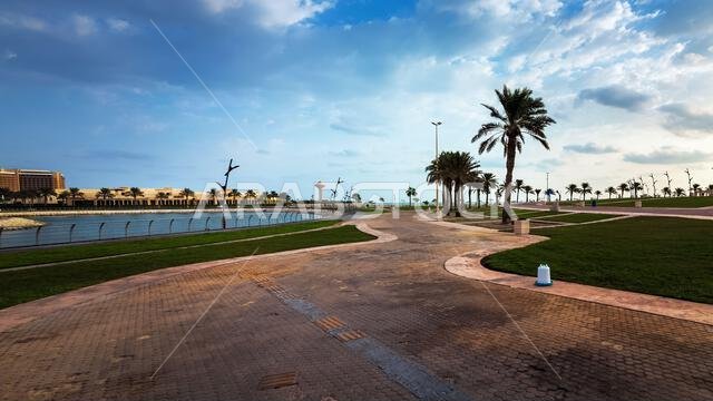 منظر صباحي لحديقة كورنيش الخبر. مدينة الخبر، المملكة العربية السعودية.