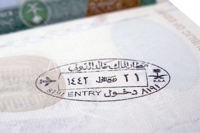 جواز سفر عليه أختام، معزول على خلفية بيضاء