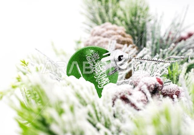 خلفية ملونة للعام الجديد مع كرة عليها علم المملكة العربية السعودية. مفهوم عطلة رأس السنة الميلادية وعيد الميلاد. خلفية ملونة للعام الجديد مع كرة عليها علم المملكة العربية السعودية. مفهوم عطلة رأس السنة الميلادية وعيد الميلاد.