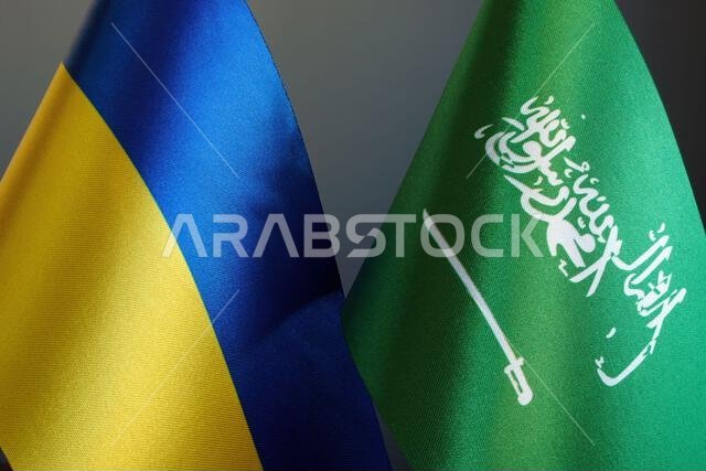 أعلام المملكة العربية السعودية وأوكرانيا. الدبلوماسية بين الدول.