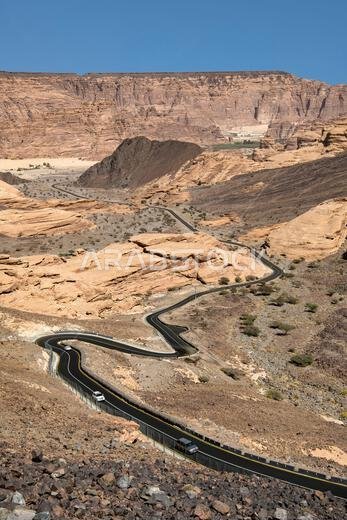 إطلالة بانورامية على الطريق المتعرج المؤدي إلى نقطة مشاهدة حرة في العلا، المملكة العربية السعودية