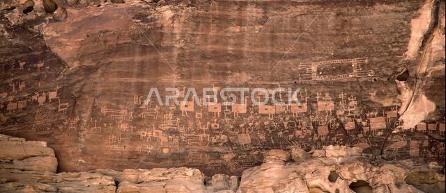 واجهة صخرية مغطاة بفن صخري نبطي، العلا، المملكة العربية السعودية