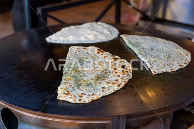 فطائر الصاج أو مخبز الصاج أو الخبز المسطح، وهو نوع من أطعمة الشوارع في العديد من البلدان.