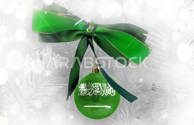 كرة زجاجية للعام الجديد تحمل علم المملكة العربية السعودية على خلفية عيد الميلاد الملونة كرة زجاجية للعام الجديد تحمل علم المملكة العربية السعودية على خلفية عيد الميلاد الملونة