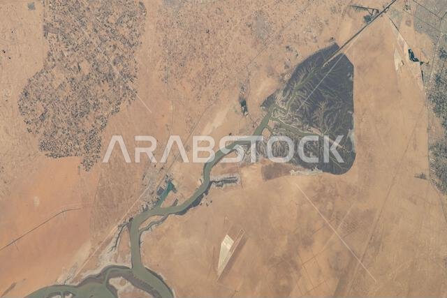 يفصل ممر خور الزبير المائي بين الكويت والعراق على طول الخليج العربي. العبدلي مدينة صحراوية في الكويت، بينما أبو الخصيب مدينة زراعية في العراق. التُقطت الصورة من محطة الفضاء الدولية التي تدور على ارتفاع 262 ميلاً فوق المملكة العربية السعودية بالقرب من البحرين. يفصل ممر خور الزبير المائي بين الكويت والعراق على طول الخليج العربي. العبدلي مدينة صحراوية في الكويت، بينما أبو الخصيب مدينة زراعية في العراق. التُقطت الصورة من محطة الفضاء الدولية التي تدور على ارتفاع 262 ميلاً فوق المملكة العربية السعودية بالقرب من البحرين.