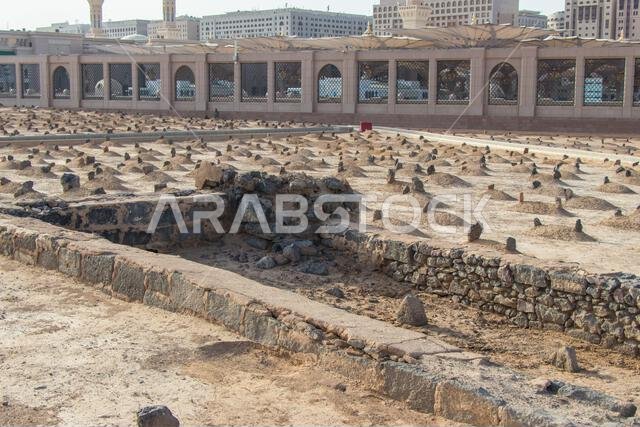 مقابر أثرية في مقبرة جنة البقيع، المدينة المنورة، المملكة العربية السعودية. مقبرة إسلامية قديمة.