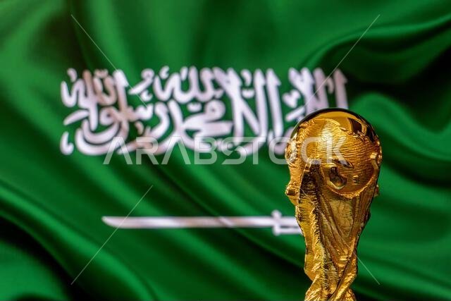 كأس العالم لكرة القدم على خلفية علم المملكة العربية السعودية.