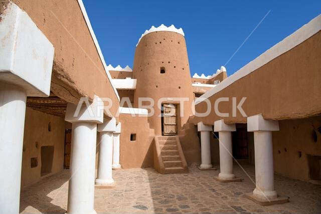 الجزء الداخلي من قلعة عارف في حائل، المملكة العربية السعودية، من القرن السابع عشر