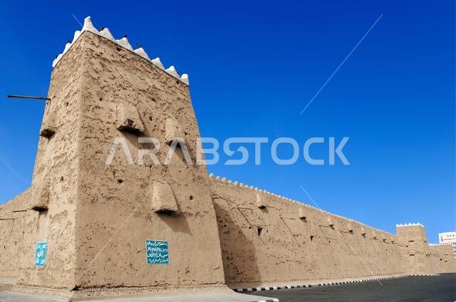 قصر قشلة في وسط المدينة، بُني عام 1940 كثكنات عسكرية، جدرانه ضخمة. تحية للمملكة العربية السعودية
