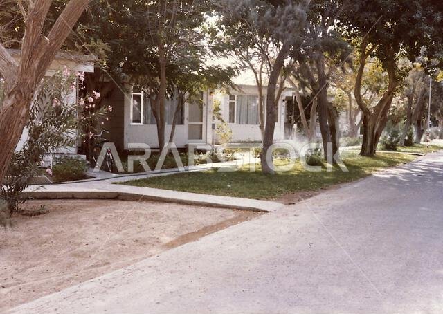 جدة - مبنى سكني متعدد الوحدات - ١٩٨٠، صور فوتوغرافية من الولايات المتحدة الأمريكية متعلقة بالسفارات والقنصليات والمباني الأخرى في الخارج جدة - مبنى سكني متعدد الوحدات - ١٩٨٠، صور فوتوغرافية من الولايات المتحدة الأمريكية متعلقة بالسفارات والقنصليات والمباني الأخرى في الخارج