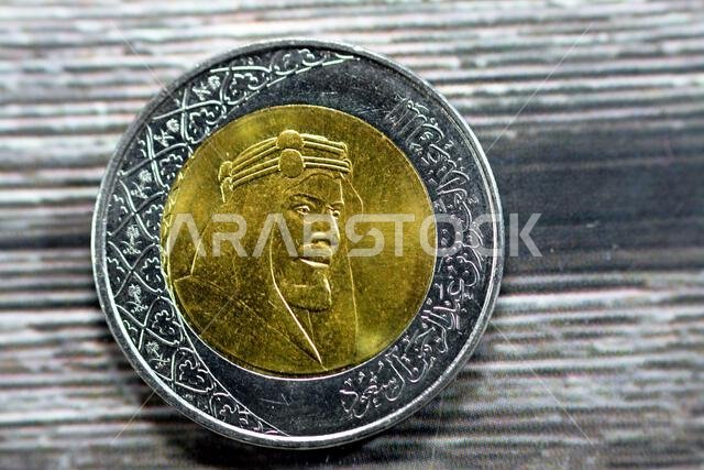 يحمل الوجه الأمامي لعملة الريالين السعوديين من سلسلة 1438 هـ 2016 صورة الملك عبد العزيز بن عبد الرحمن آل سعود مؤسس الدولة يحمل الوجه الأمامي لعملة الريالين السعوديين من سلسلة 1438 هـ 2016 صورة الملك عبد العزيز بن عبد الرحمن آل سعود مؤسس الدولة