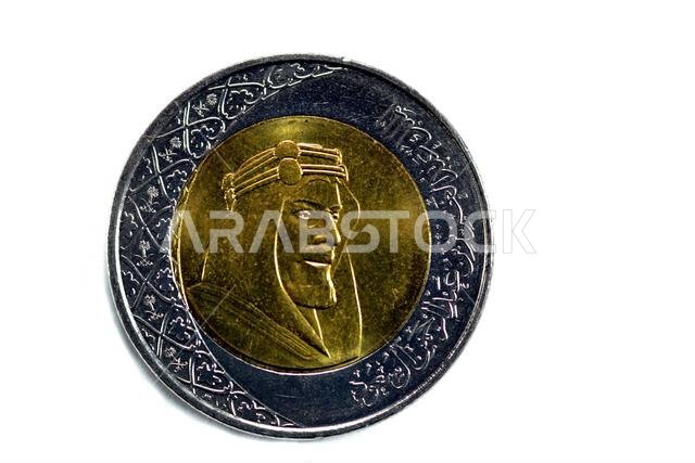 يحمل الوجه الأمامي لعملة الريالين السعوديين من سلسلة 1438 هـ 2016 صورة الملك عبد العزيز بن عبد الرحمن آل سعود مؤسس الدولة