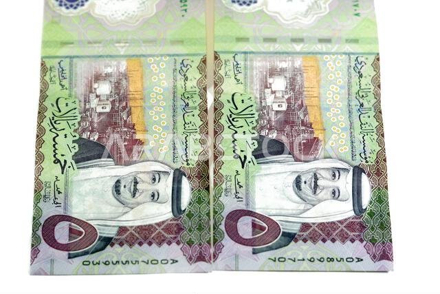 يُظهر الوجه الأمامي للورقة النقدية الجديدة المصنوعة من البوليمر من فئة 5 ريالات سعودية، سلسلة 1441 هـ، مصفاة شيبة للنفط في الربع الخالي.