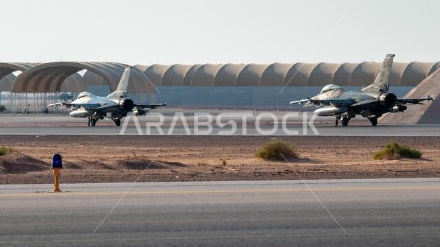 وصلت طائرة إف-16 فايتينغ فالكون التابعة للسرب المقاتل 77 إلى قاعدة الأمير سلطان الجوية بالمملكة العربية السعودية في 19 أكتوبر 2022. وتتمثل مهمة السرب المقاتل 77، أثناء خدمته في القاعدة، في نشر القوة الجوية القتالية في منطقة مسؤولية القيادة المركزية للقوات الجوية الأمريكية، ودعم الأفراد، وتحسين حركة القوات، وإظهار عزم الولايات المتحدة والدول الشريكة في المنطقة. (صورة من سلاح الجو الأمريكي، بعدسة الرقيب شانون بومان) وصلت طائرة إف-16 فايتينغ فالكون التابعة للسرب المقاتل 77 إلى قاعدة الأمير سلطان الجوية بالمملكة العربية السعودية في 19 أكتوبر 2022. وتتمثل مهمة السرب المقاتل 77، أثناء خدمته في القاعدة، في نشر القوة الجوية القتالية في منطقة مسؤولية القيادة المركزية للقوات الجوية الأمريكية، ودعم الأفراد، وتحسين حركة القوات، وإظهار عزم الولايات المتحدة والدول الشريكة في المنطقة. (صورة من سلاح الجو الأمريكي، بعدسة الرقيب شانون بومان)
